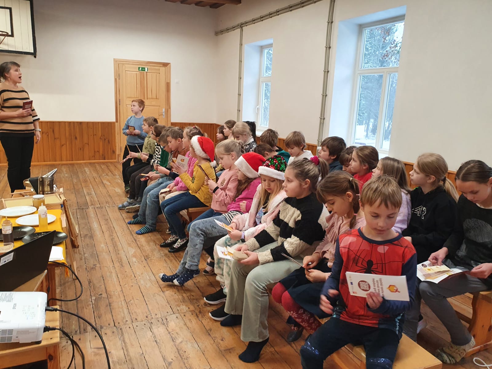 Skolēni sapulcējušies Eiropas medus brokastu prezentācijai.